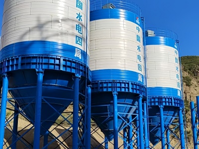 Flaky cement silo