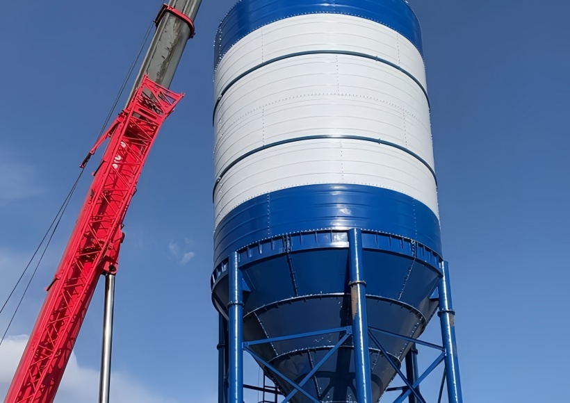 Flaky cement silo