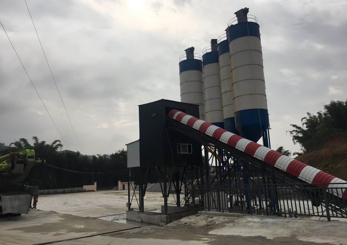 HZS90 concrete batching plant with four cement silos, control room and screw conveyor from Tongxin Machinery
